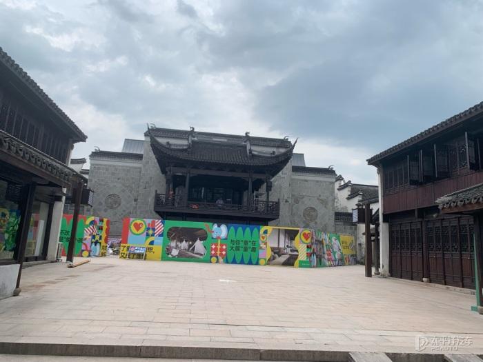 卡米拉是“伪贵族”！75岁满脸皱褶仪态差，远差比尔吉特夫人